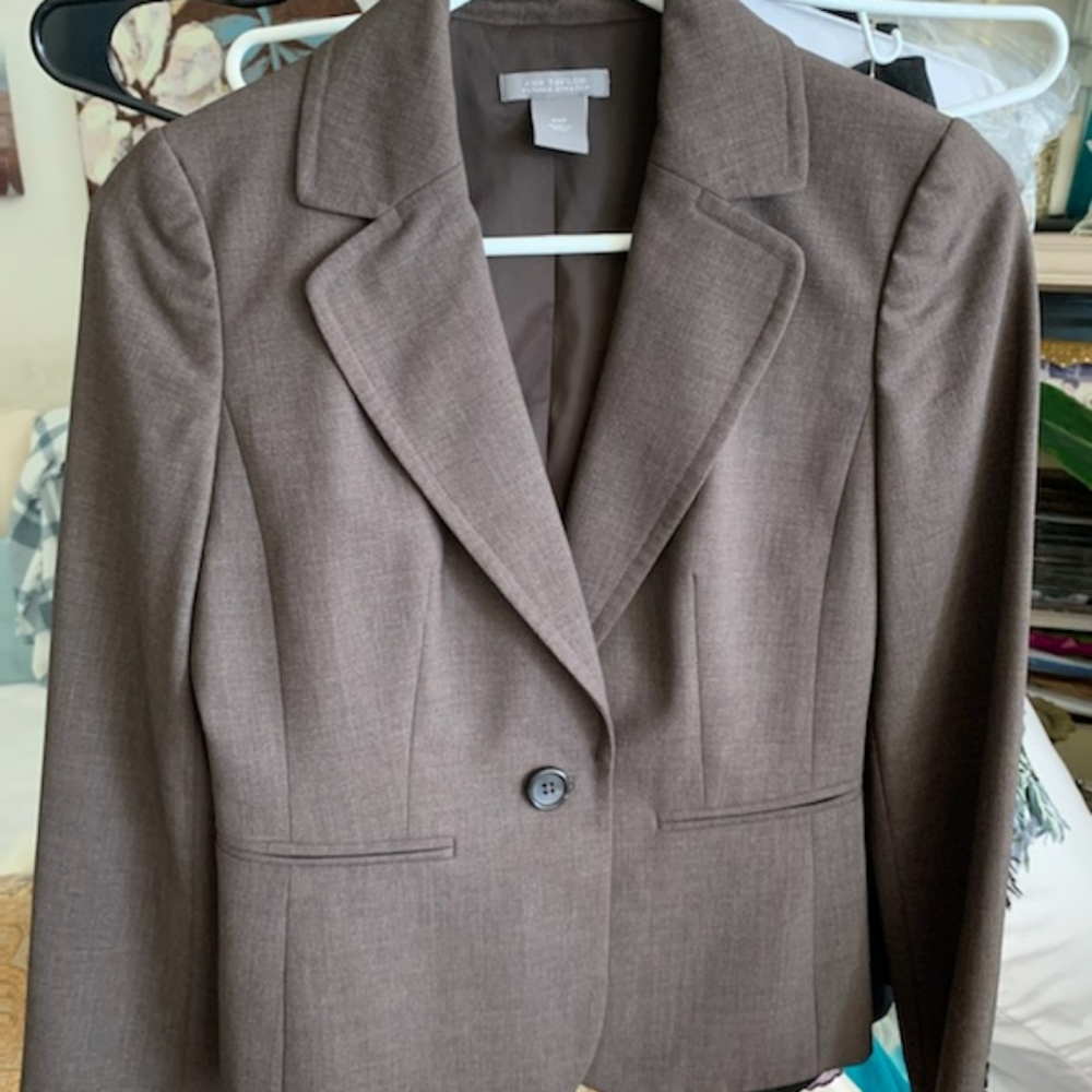 ANN TAYLOR SUIT Petite - Color Cocoa